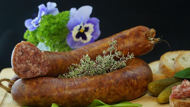 Od kiełbasy wyborczej do prosciutto z trybun – ewolucja wędlin na imprezach masowych