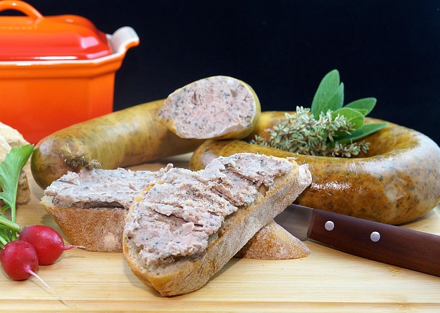 Wędliny z pogranicza: Jak tradycja spotyka innowację w produkcji kiełbas myśliwskich